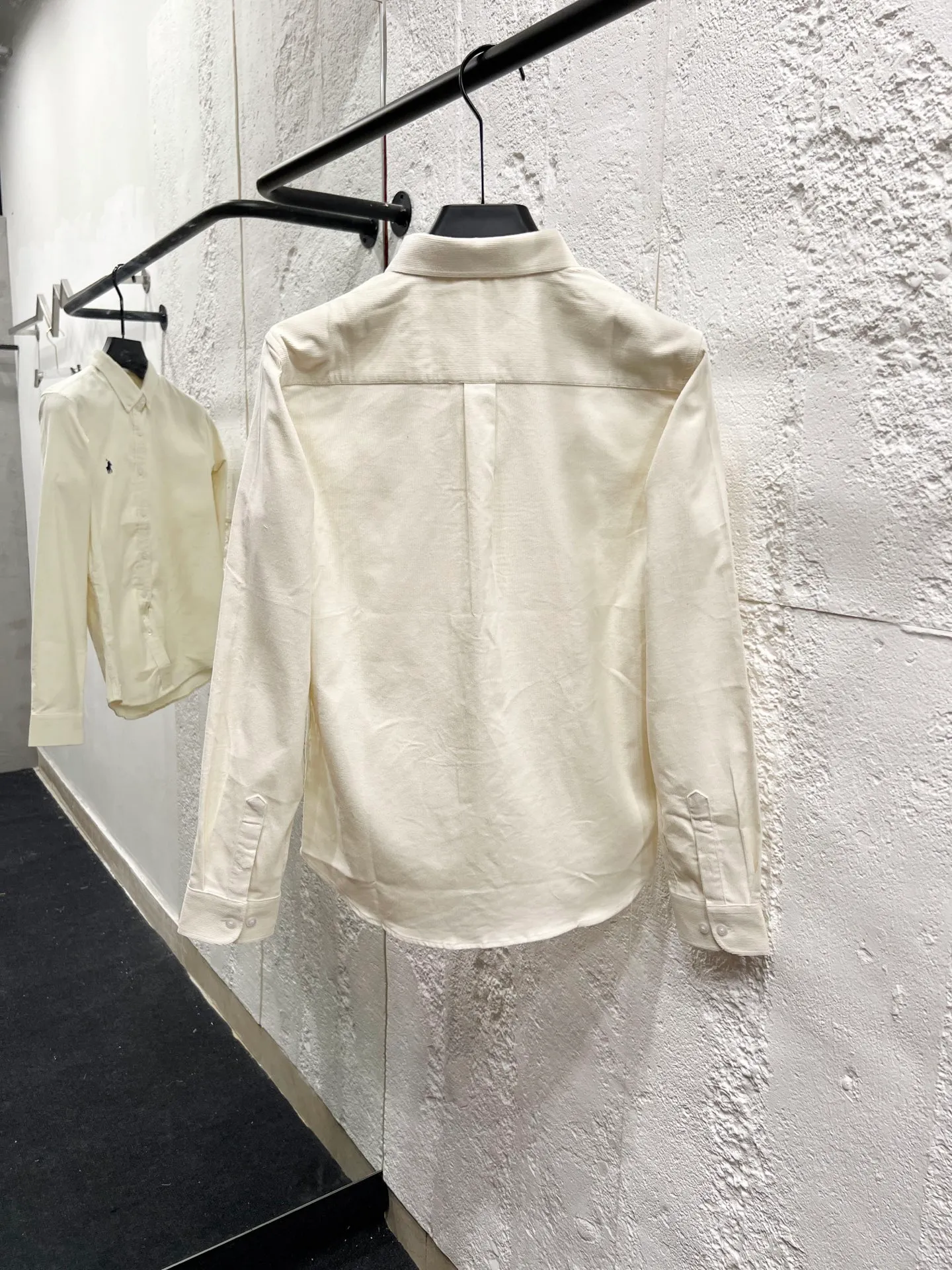 P230 Style number: T59 pure cotton corduroy shirt, black, navy, white, khaki, four colors Size: M (110-125 pounds) L (125-140 pounds) XL (140-155 pounds) 2XL (155-170 pounds) Color: white